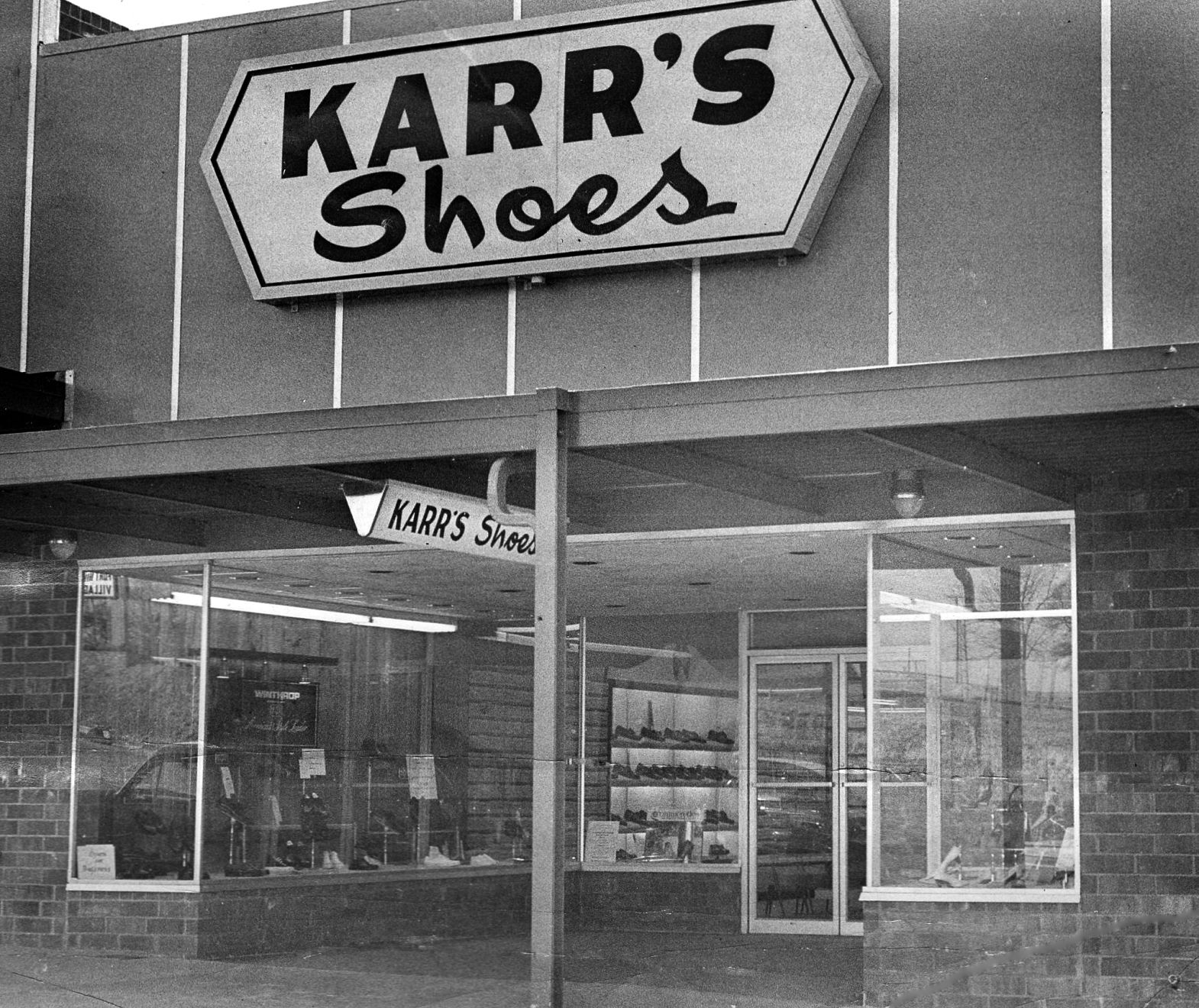 1963-03-21 - Karr Shoes Exterior